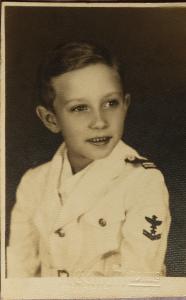 Retrato de Rubens Ricupero aos 7 anos de idade. No verso da foto, há um texto para a avó e madrinha, a quem ele dedica a foto de recordação dos 7 anos e meio de vida.